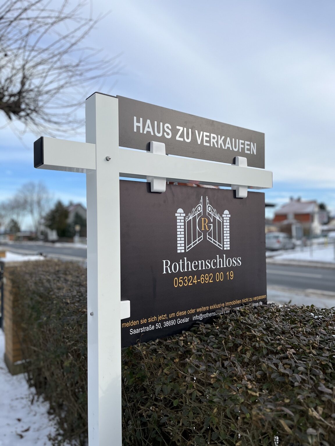 Rothenschloss Verkaufsschild vor einer Immobilie
