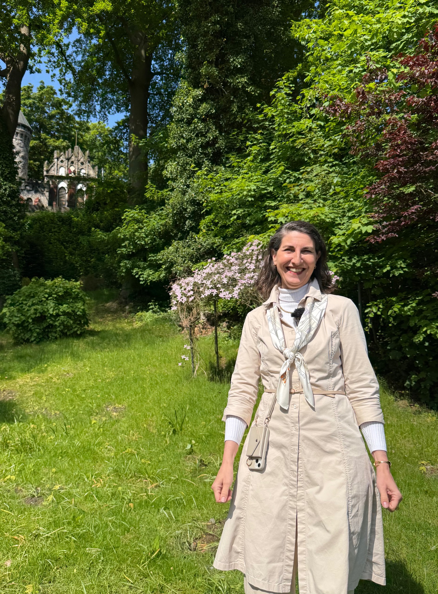 Miriam Hager vor Schloss Vietgest